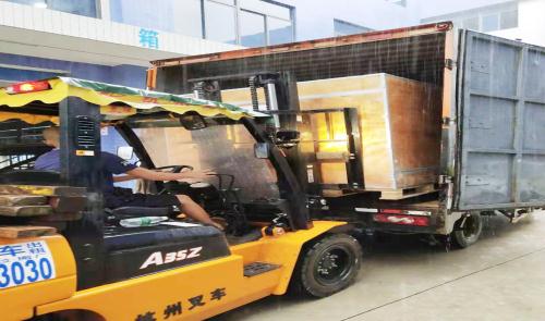 席夢思床墊圍邊機發(fā)貨至海外（喜登堡床墊機械）